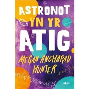 Astronot yn yr Atig by Megan Angharad Hunter