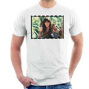 Xena Warrior Princess Spying Men's T-Shirt